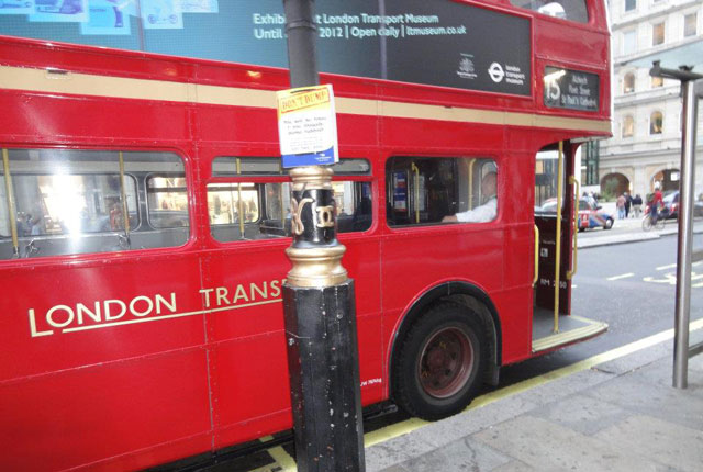 ロンドン：赤い2階建てのバス